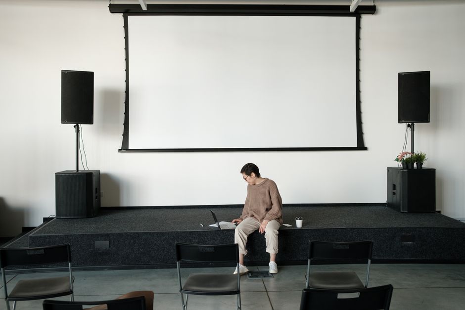 How to Connect a Projector to a Laptop