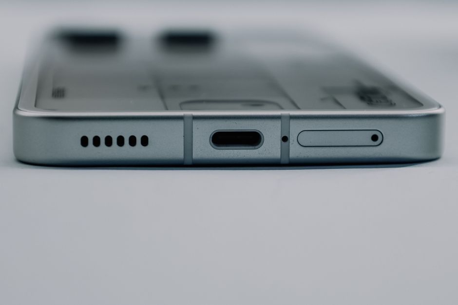 How to Clean a Phone Charging Port Safely and Bring Back a Solid Connection