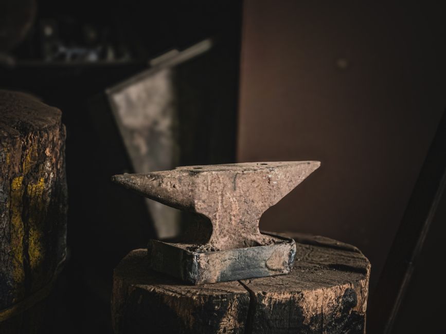 How to Make an Anvil in Minecraft With Iron Blocks and Ingots