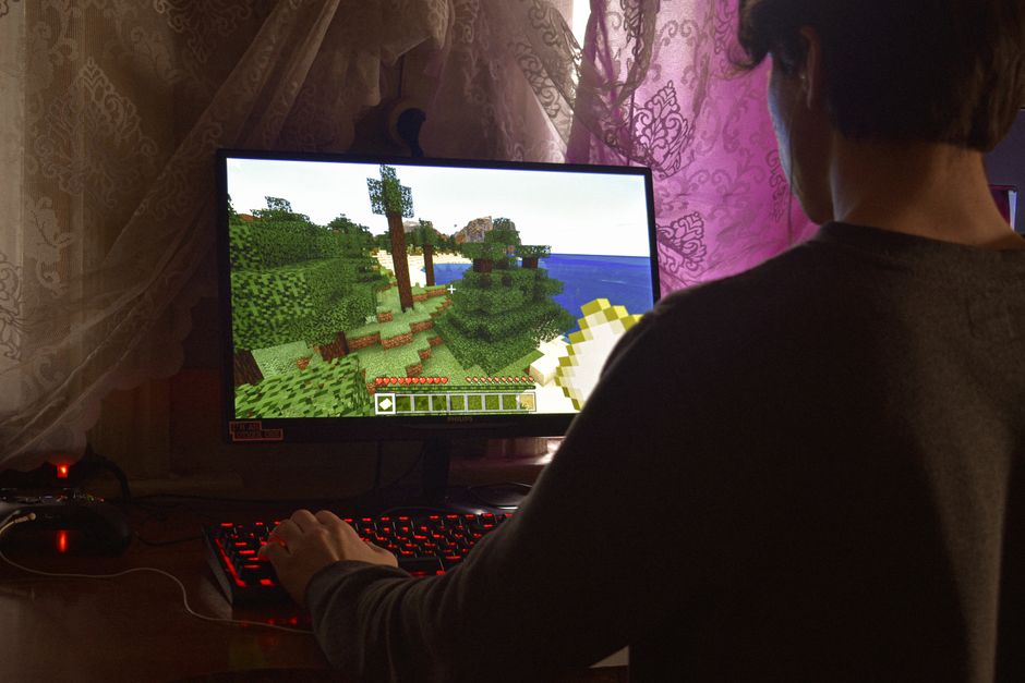 How to Defeat the Ender Dragon in Minecraft and Finish the Game