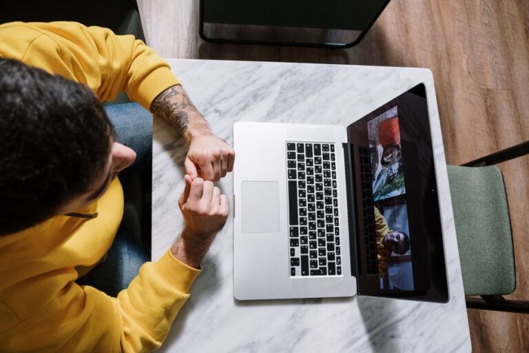 How to Connect a Webcam to a Laptop